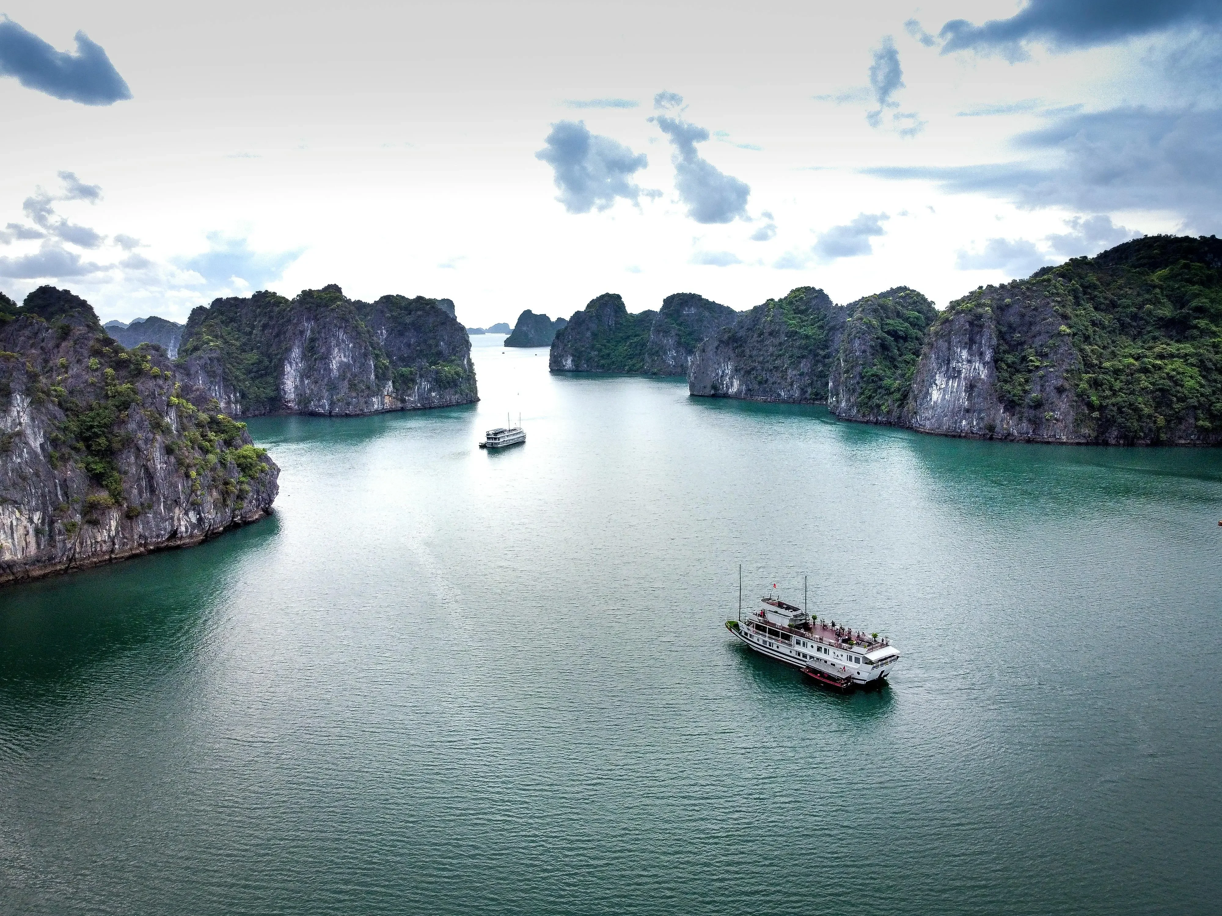 Vietnam Unveiled: Sapa Heights to Southern Shores Gallery Image